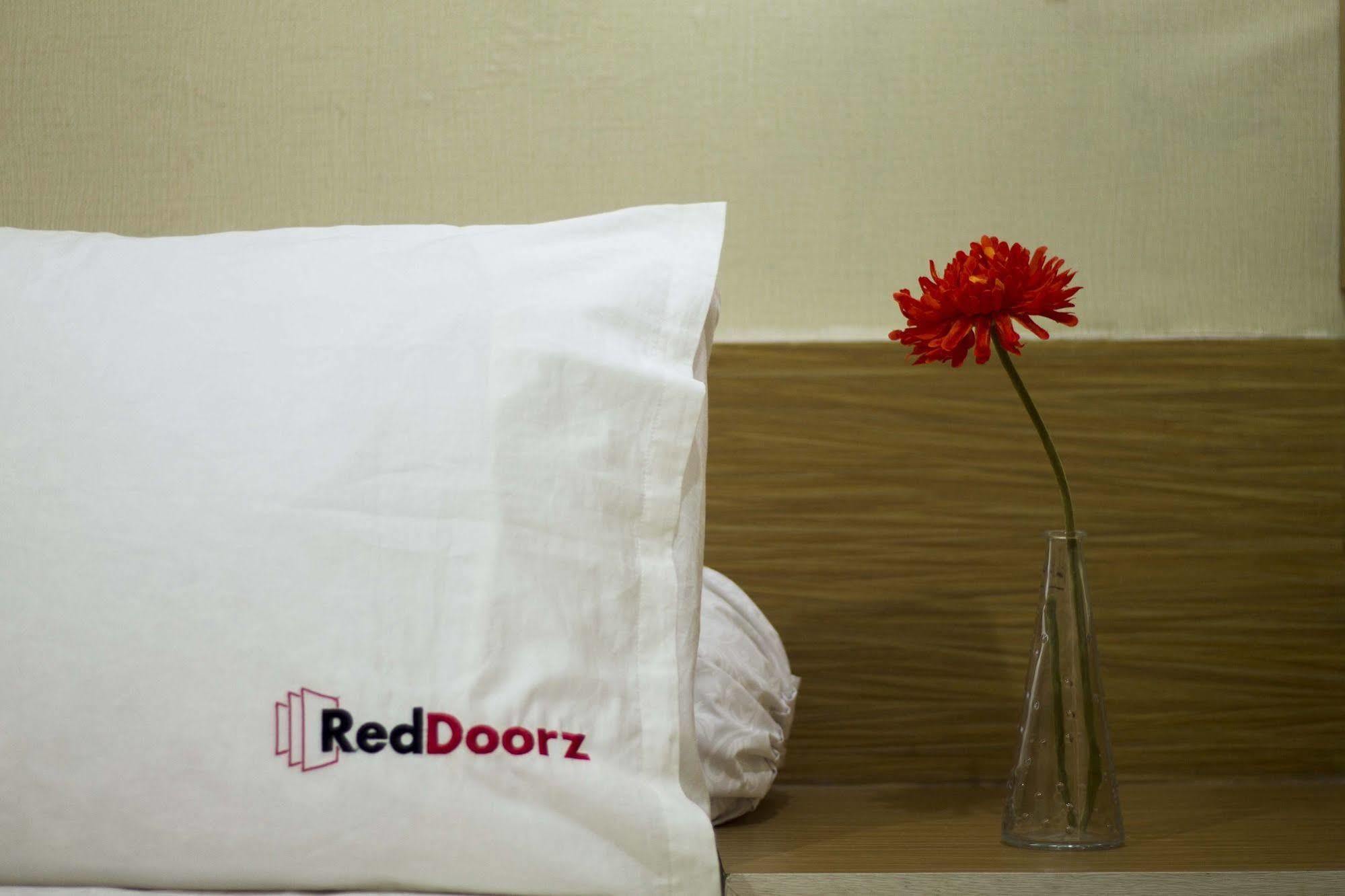 ג'קרטה Reddoorz Plus @ Setiabudi Eight מראה חיצוני תמונה